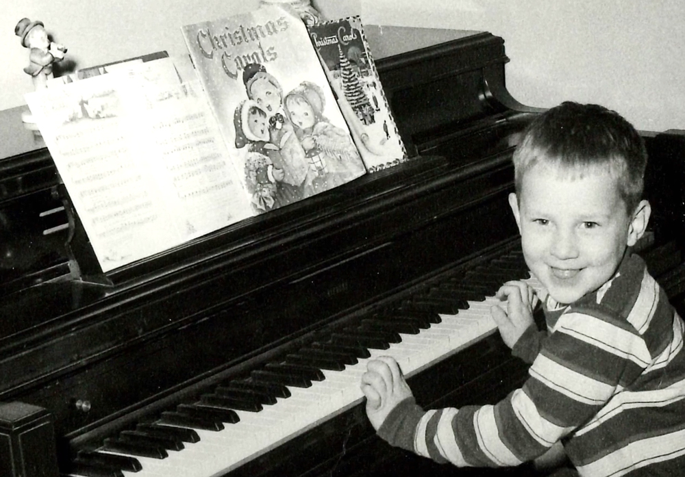 WS-at-piano-at-age-5.jpg (1000×697)